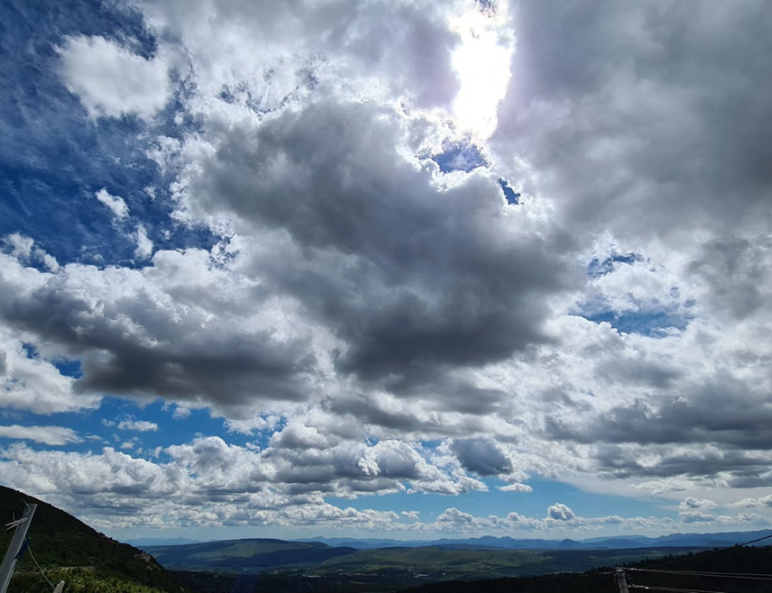 БИЈЕЉИНА, 3. НОВЕМБРА /СРНА/ - У Републици Српској и Федерацији БиХ /ФБиХ/ данас ће бити суво и хладније вријеме.