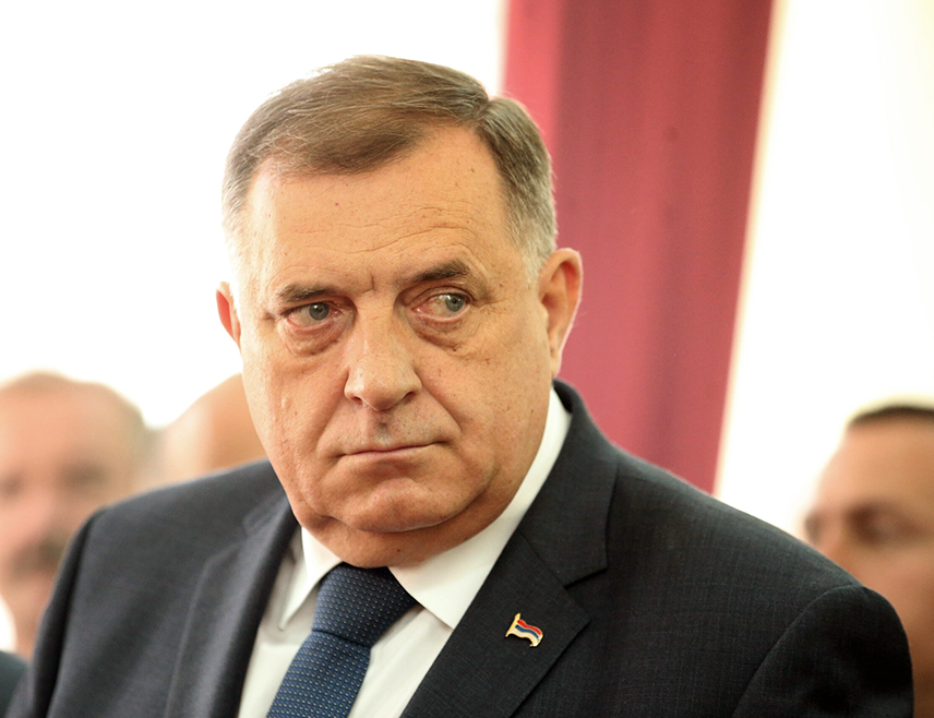 БАЊАЛУКА, 4. НОВЕМБРА /СРНА/ - Република Српска заслужује Америку која поштује дејтонско уставно уређење БиХ и суверенитет локалних институција, умјесто оне која намеће амбасадорску самовољу и доприноси нестабилности, истакао је предсједник Републике Српске Милорад Додик.