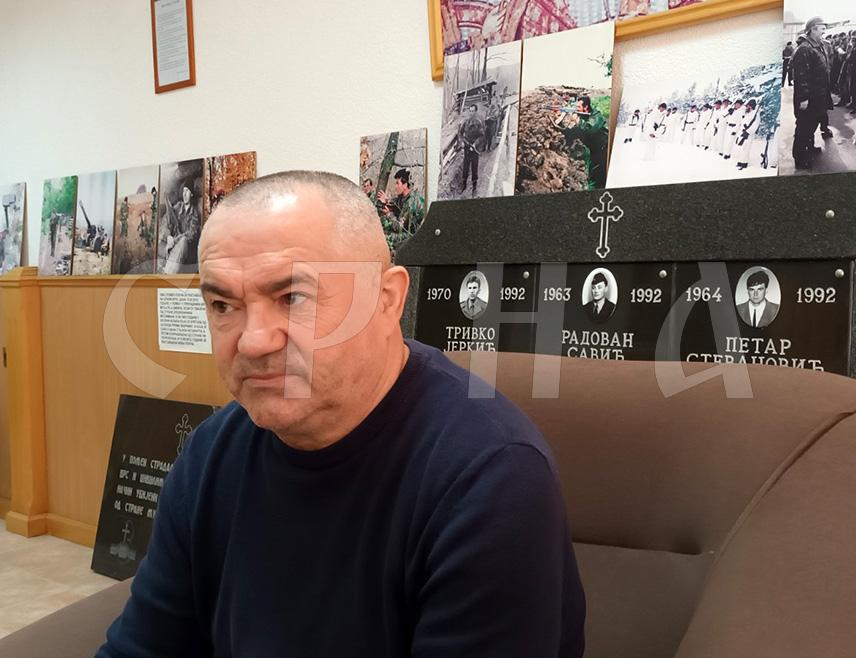 ЗВОРНИК, 4. НОВЕМБРА /СРНА/ - Ако је 126 убијених припадника Војске Републике Српске на Глођанском брду било искључиво војни циљ, како га квалификује сарајевско Тужилаштво, како је могуће да су муслимани заробљене српске борце живе разапињали и ексерима кроз руке закивали на храстове, упитао је предсједник Градске организације породица погинулих и заробљених бораца и несталих цивила Зворник Миливоје Марковић.