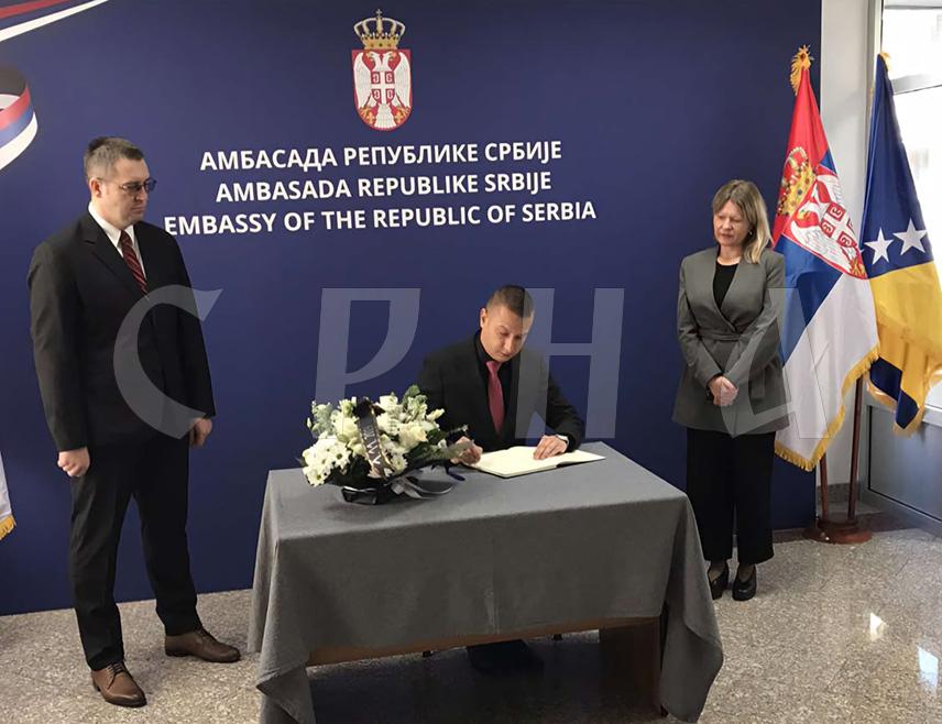 САРАЈЕВО, 4. НОВЕМБРА /СРНА/ - Змјеник министра одбране у Савјету министара Александар Гогановић и начелник Заједничког штаба Оружаних снага БиХ генерал-пуковник Гојко Кнежевић уписали су се данас у Књигу жалости у Амбасади Србије у БиХ поводом велике трагедије која се догодила усљед урушавања конструкције на Жељезничкој станици у Новом Саду.