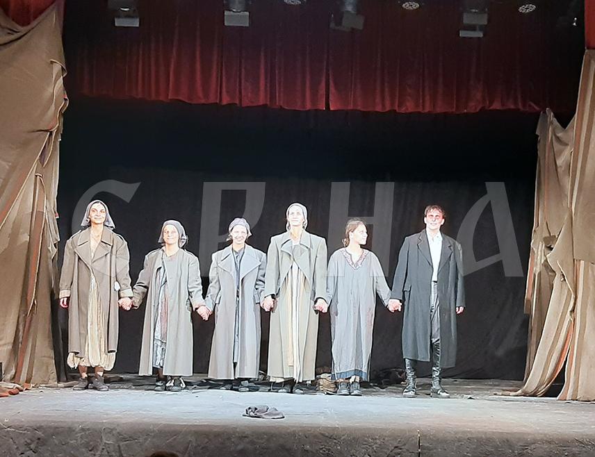 ПРЊАВОР, 6. НОВЕМБРА /СРНА/ - Студенти четврте године Академије умјетности у Бањалуци извели су у Центру за културу и туризам у Прњавору за ученике и професоре Гиманзије Еурипидову "Хекабу" по препјеву Бранка Плеше.