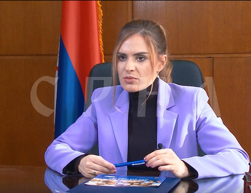 Стаменковски каже да Срби треба да се држе заједно и као политички субјекти, и као људи, и као народ, као једна духовна цјелина, као јединствени организам, као једна породица. Недавно је код предсједника Додика покренула иницијативу за одржавање манифестације "Дани породице" и у Српској. Многи суверенисти у Европи говоре да је Србија узор и нада за све њих да породица као вриједност неће бити угашена и превазиђена у цијелој Европи