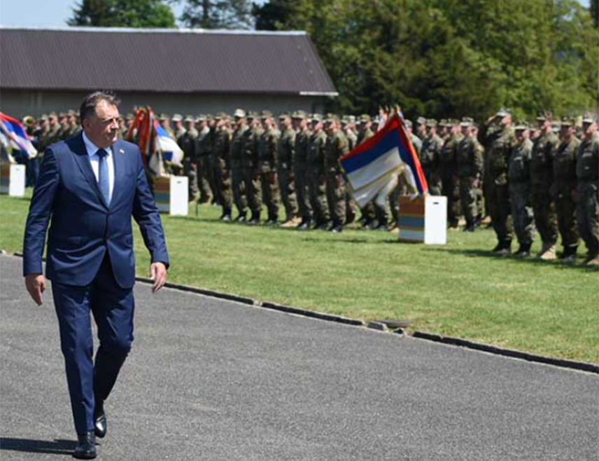 БЕОГРАД, 10. НОВЕМБРА /СРНА/ - Предсједник Републике Српске Милорад Додик изјавио је да се тражи начин како да се момци из Српске укључе у редовно служење војног рока у Србији.
