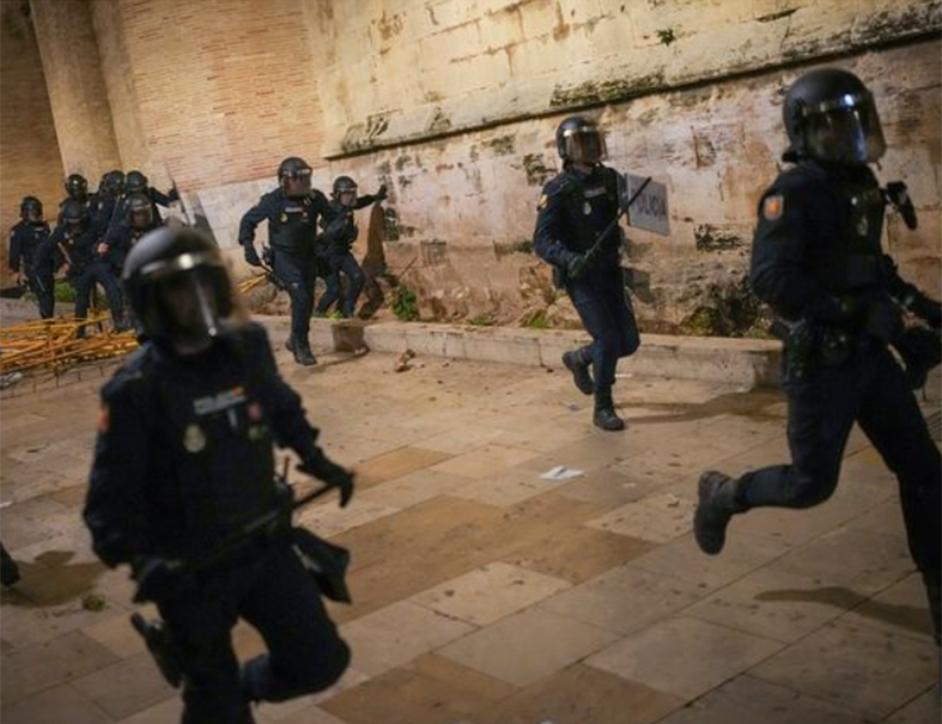 ВАЛЕНСИЈА, 10. НОВЕМБРА /СРНА - РИА Новости/ - Укупно 31 полицајац повријеђен је током демонстрација у шпанској покрајини Валенсији, јавила је новинска агенција ЕФЕ, позивајући се на полицију.