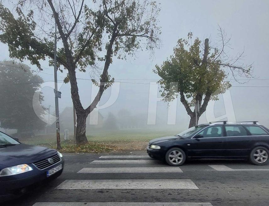БАЊАЛУКА, 11. НОВЕМБРА /СРНА/ - На појединим дионицама у Републици Српској и Федерацији БиХ /ФБиХ/ јутрос је видљивост смањена због магле, а у вишим планинским предјелима могућа је поледица и клизави коловози.