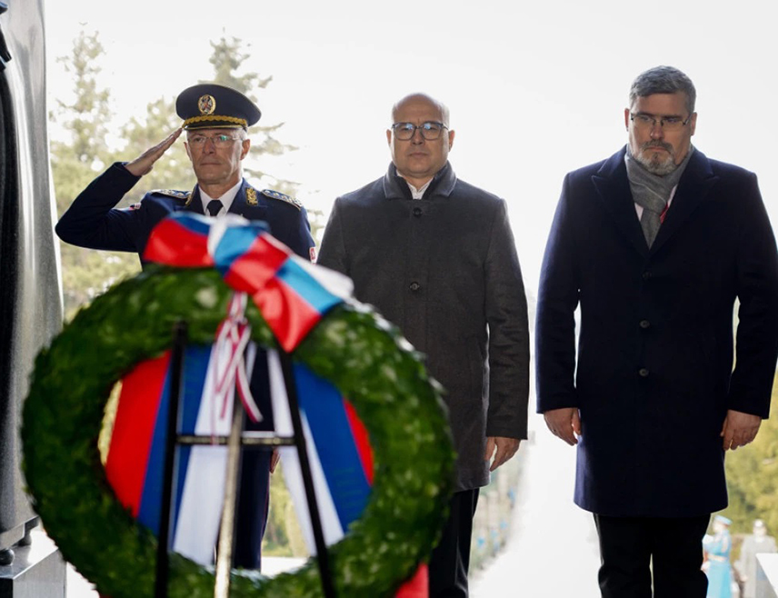 БЕОГРАД, 11. НОВЕМБРА /СРНА/ - Премијер Србије Милош Вучевић положио је поводом Дана примирја у Првом свјетском рату вијенац  на Споменик незнаном јунаку на Авали.