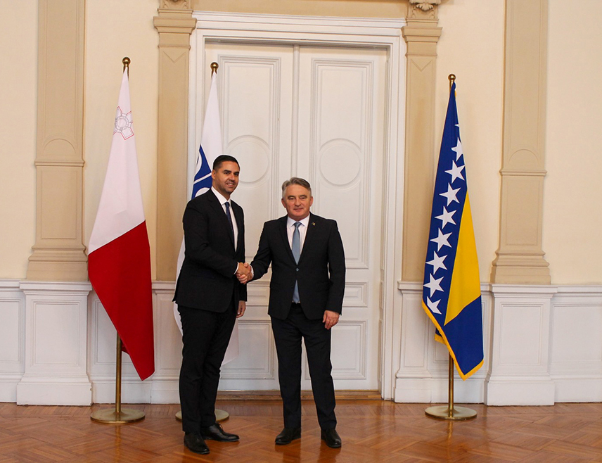 САРАЈЕВО, 11. НОВЕМБРА /СРНА/ - Члан Предсједништва БиХ Жељко Комшић разговарао је данас са предсједавајућим ОЕБС-а Јаном Боргом и похвалио Малту што је преузела огромну одговорност предсједавања ОЕБС-у у бурним временима, те одлично водила ову организацију кроз турбулентни период у овој години.