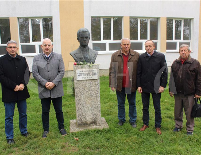 СРБАЦ, 11. НОВЕМБРА /СРНА/ - Делегације Одбора за његовање традиција ослободилачких ратова и Удружења СУБНОР Србац положиле су данас цвијеће на централно спомен-обиљежје погинулим борцима у два претходна рата и тако евоцирали успомене на 11. новембар 1943. године, када је формиран Мотајички партизански одред који је истог дана ослободио Србац од непријатељских јединица.