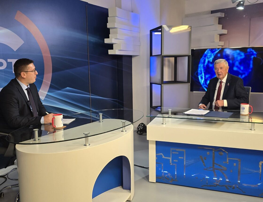 ПОДГОРИЦА, 11. НОВЕМБРА /СРНА/ - Предсједавајући Представничког дома Парламентарне скупштине БиХ Небојша Радмановић рекао је да је за Србе главни град Београд и да би се, када би сада био расписан референдум, 90 одсто грађана Републике Српске опредијелило за живот са Србијом.