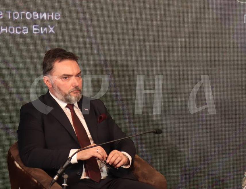 ЈАХОРИНА, 12. НОВЕМБРА /СРНА/ - Министар спољне трговине и економских односа у Савјету министара Сташа Кошарац изјавио је данас на Јахорини да се више од 80 одсто инвеститора враћа да реинвестира у Републику Српску, што говори о способности њеног руководства да им обезбиједи добре услове.
