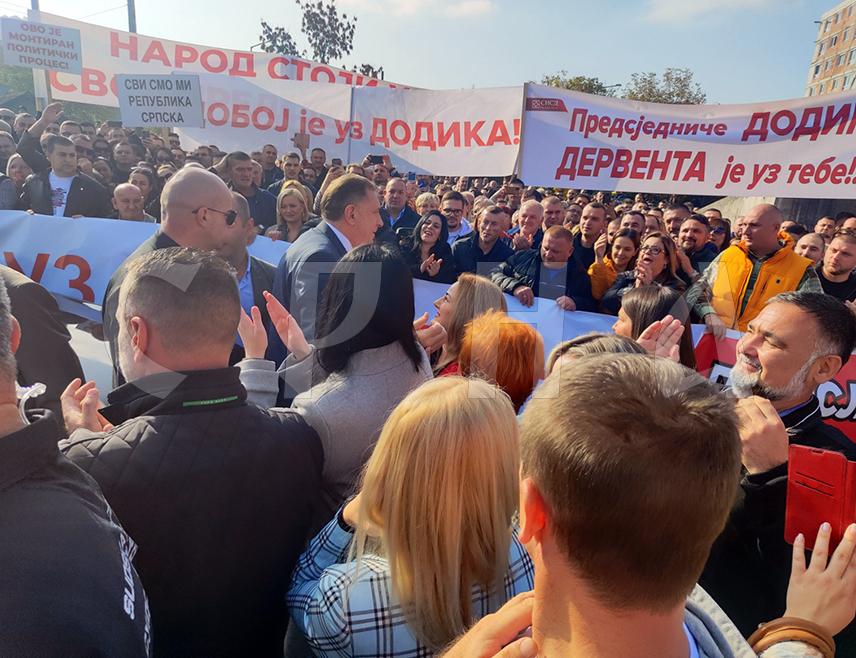 САРАЈЕВО, 13. НОВЕМБРА /СРНА/ - Пред Судом БиХ данас ће бити настављено суђење предсједнику Републике Српске Милораду Додику и вршиоцу дужности директора "Службеног гласника Републике Српске" Милошу Лукићу за "непоштовање одлука Кристијана Шмита".