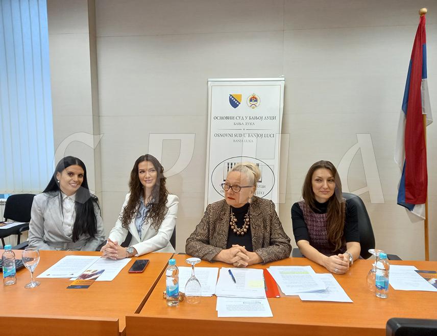БАЊАЛУКА, 13. НОВЕМБРА /СРНА/ - Судија Парничног одјељења Основног суда у Бањалуци Славица Славнић рекла је да судско поравнање има више предности за странке, попут ефикаснијег средства заштите јер странке брже, економичније и једноставније ријеше спор.