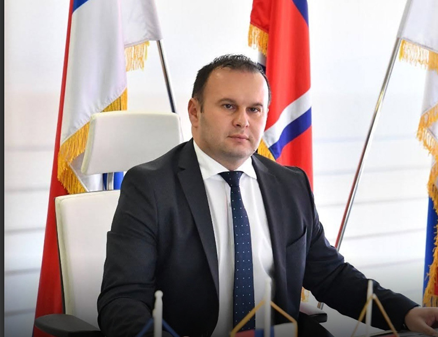 Када је ријеч о будућем приједлогу буџета Републике Српске за наредну годину и ставкама које се односе на локалне заједнице, Ћосић је изразио увјерење да ће можда и до краја ове године бити постигнут договор о већим издвајањима за 34 које су дефинисане као неразвијене и изразито неразвијене