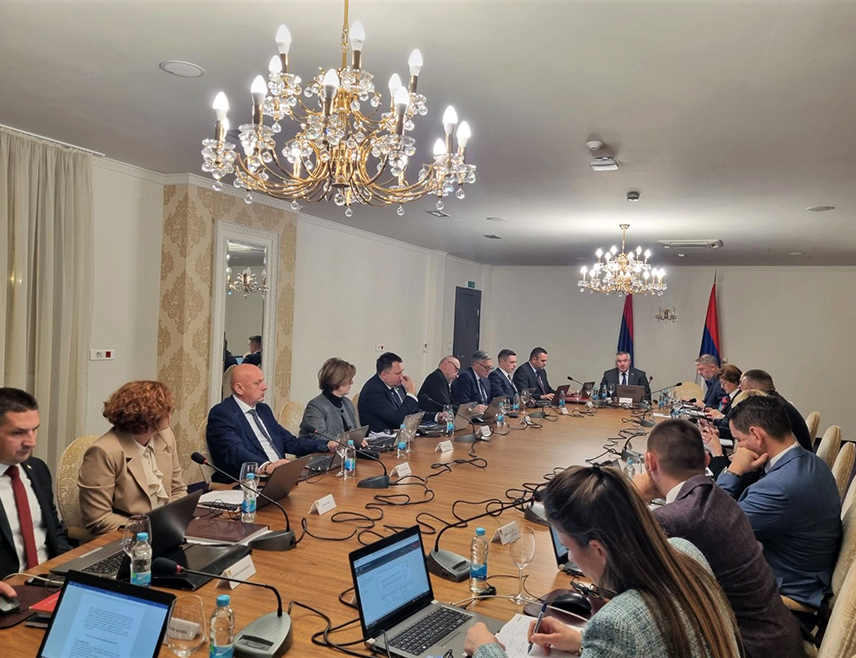 ИСТОЧНО САРАЈЕВО, 13. НОВЕМБРА /СРНА/ - Министар финансија Републике Српске Зора Видовић изјавила је данас да ће у Народну скупштину Српске бити упућен Нацрт закона о измјенама Закона о банкама Републике којим се, између осталог, укида могућност наплате одређених накнада које банке сада раде незаконито.