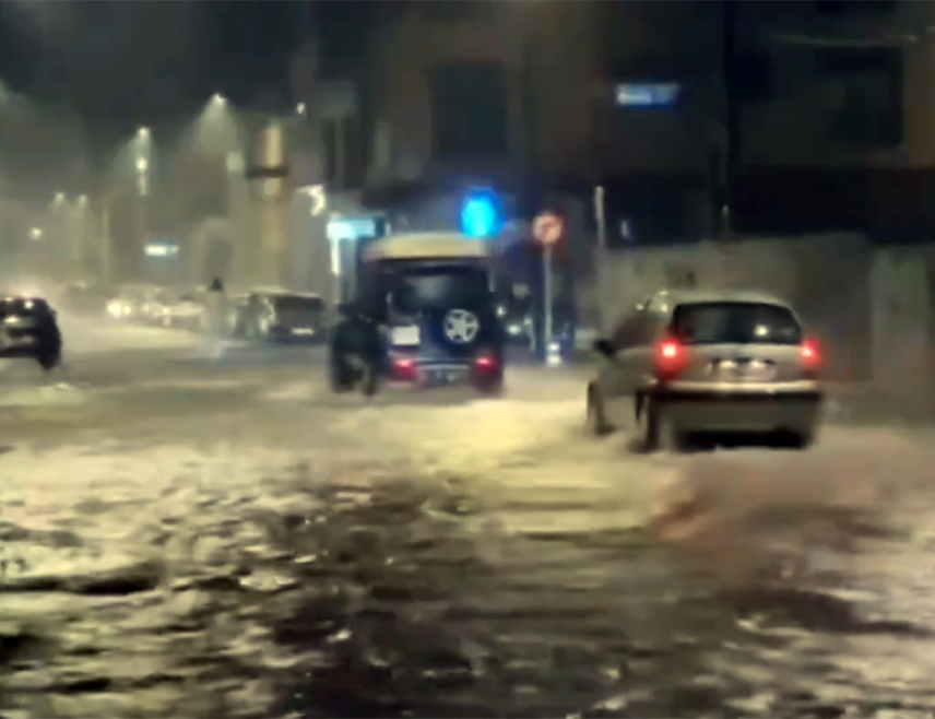 МАДРИД, 13.НОВЕМБРА /СРНА/ - Хиљаде људи евакуисано је из својих домова у региону Коста дел Сол на југу Шпаније након што је издато црвено упозорење због екстремне кише и поплава.