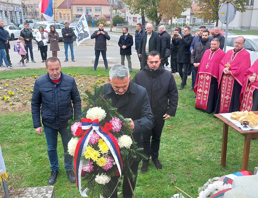 БРЧКО, 13. НОВЕМБРА /СРНА/ – У Брчком је данас обиљежено 106 година од ослобођења града у Првом свјетском рату, а тим поводом положени су вијенци на споменик српском добровољцу Доброславу Добри Јовановићу, служен је парастос и одржан пригодан програм.