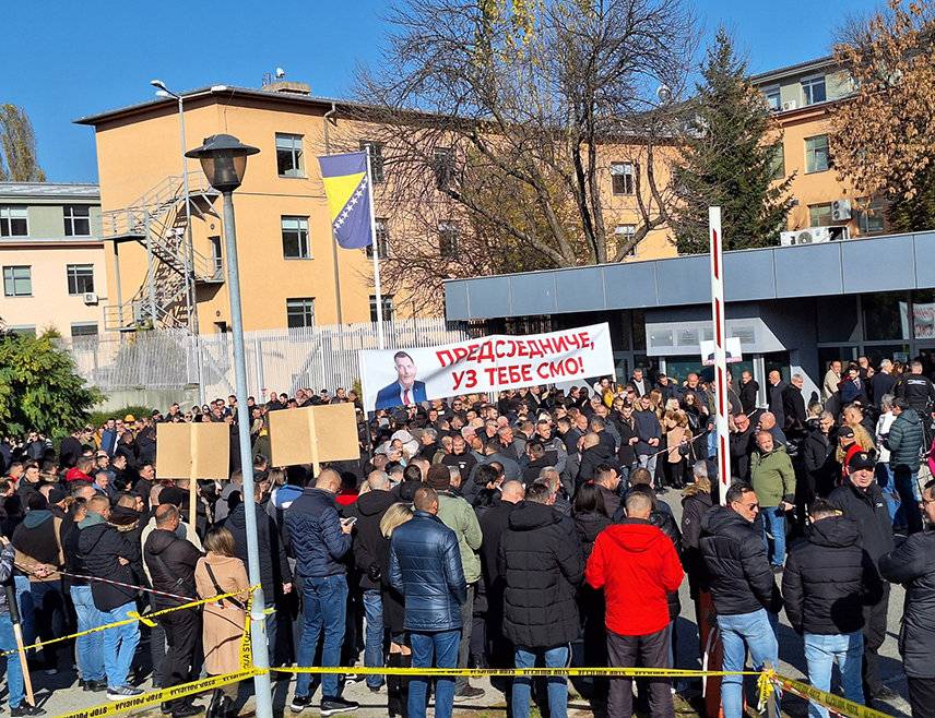 САРАЈЕВО, 13. НОВЕМБРА /СРНА/ - Први дио данашњег рочишта предсједнику Републике Српске Милораду Додику и вршиоцу дужности директора "Службеног гласника Републике Српске" Милошу Лукићу у Суду БиХ протекао у расправи у вези са преводом докумената на српски језик и ћирилицу.
