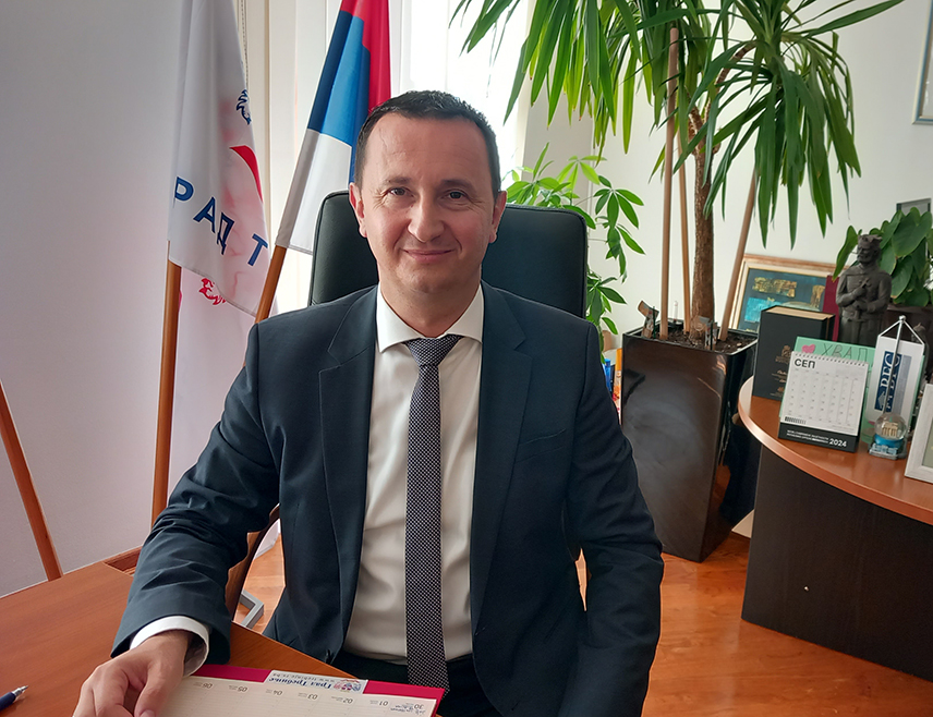 ТРЕБИЊЕ, 13. НОВЕМБРА /СРНА/ - Градоначелник Требиња Мирко Ћурић рекао је да овај град има потребе за изградњом нових вртића и за то ће аплицирати с обзиром на најаву предсједника Републике Српске да ће финансирати изградњу обданишта у локалним заједницама гдје постоји потреба за тим.