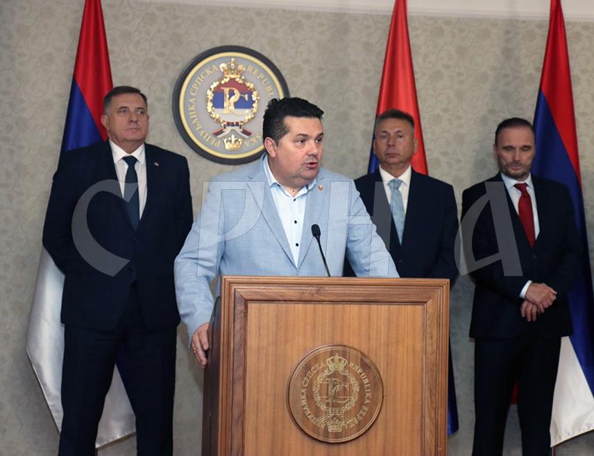 ИСТОЧНО САРАЈЕВО, 13. НОВЕМБРА /СРНА/ - Предсједник Народне скупштине Републике Српске Ненад Стевандић рекао је да је на данашњем рочишту предсједнику Републике Српске Милораду Додику и вршиоцу дужности директора "Службеног гласника" Милошу Лукићу у Суду БиХ као никада до сада било јасно да је у овом поступку све фалсификовано.