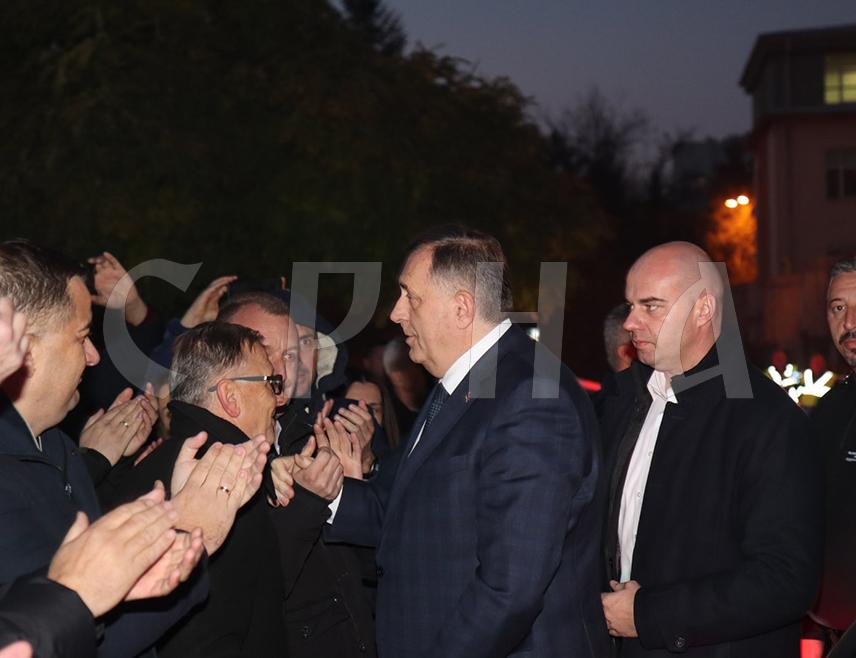 САРАЈЕВО, 13. НОВЕМБРА /СРНА/ - Одбрана предсједника Републике Српске Милорада Додика и вршиоца дужности директора "Службеног гласника" Милоша Лукића указивала је на данашњем рочишту пред Судом БиХ да је документација коју је Тужилаштво БиХ изводило "нејасна", јер нису уложени аутентични документи попут Дејтонског мировног споразума и Анекса четири.