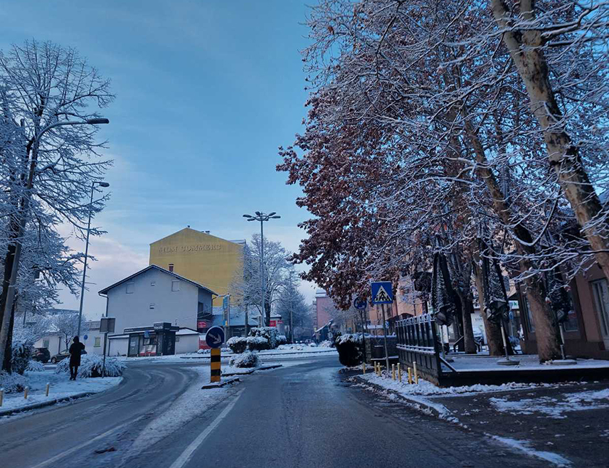 БАЊАЛУКА, 14. НОВЕМБРА /СРНА/ - На путевима у планинским предјелима и преко превоја у Републици Српској и Федерацији БиХ /ФБиХ/, због сњежних падавина саобраћај се одвија успорено и отежано, као што је на путу Tрново-Фоча преко превоја Рогој и Фоча-Гацко преко превоја Чемерно.