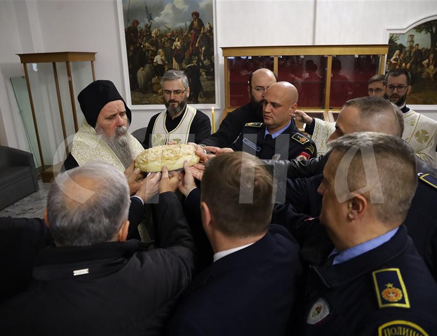 БИЈЕЉИНА, 19. НОВЕМБРА /СРНА/ - Његово високопреосвештенство митрополит зворничко-тузлански Фотије поручио је данас у Бијељини, на обиљежавању крсне славе Министарства унутрашњих послова Републике Српске - Аранђеловдана, да српски народ обавезују жртве Одбрамбено-отаџбинског рата, али и оне из Другог свјетског рата.