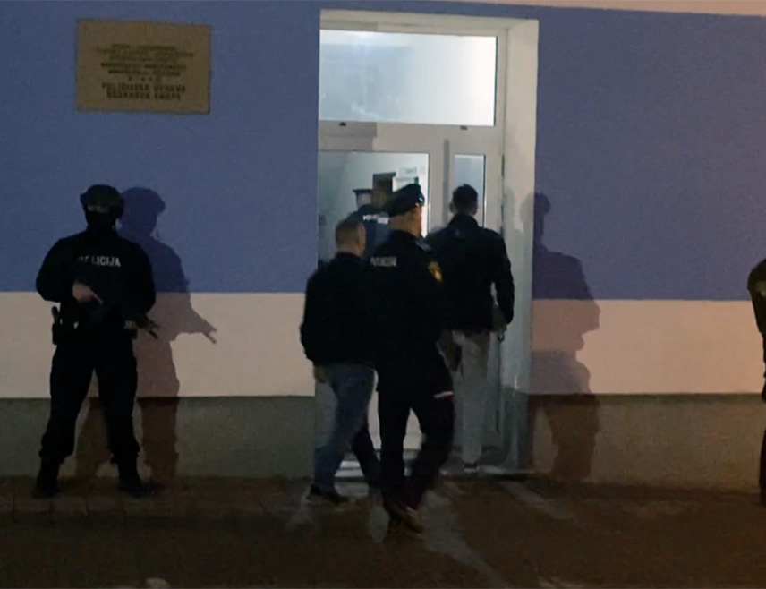 САРАЈЕВО, 22. НОВЕМБРА /СРНА/ - Општински суд у Босанској Крупи продужио је за 30 дана притвор малољетнику осумњиченом да је у октобру у Полицијској станици у овој општини убио полицајца Озрена Марана, а повриједио Авду Хасановића, саопштено је из Тужилаштва Унско-санског кантона.