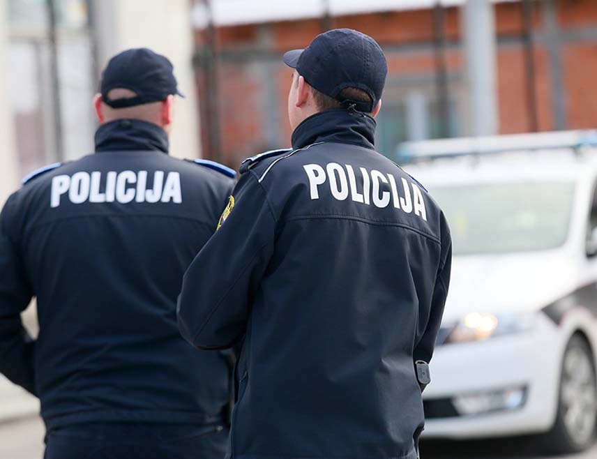 САРАЈЕВО, 26. НОВЕМБРА /СРНА/ - У зграду у којој се налазе Кантонални и Општински суд у Сарајеву јутрос је стигла дојава о постављеној бомби, а припадници МУП-а Кантона Сарајево су на терену и врше контрадиверзионе прегледе.