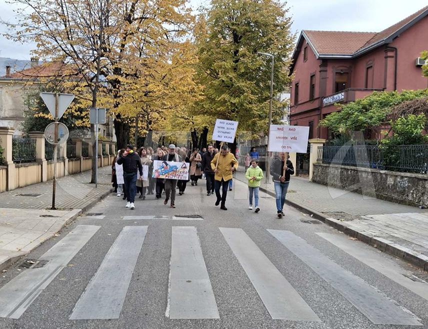 МОСTАР, 26. НОВЕМБРА /СРНА/ - Синдикати просвјетних радника основних и средњих школа у Херцеговачко-неретванском /ХНК/ кантону данас су ступили у генерални штрајк, а један од главних захтјева просвјетних радника је повећање плате за 15 одсто.