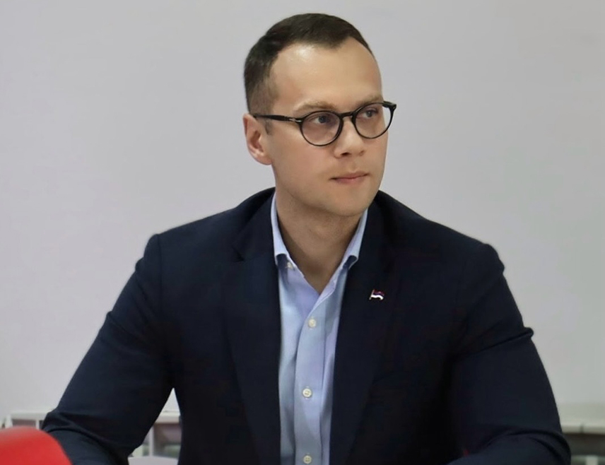БИЈЕЉИНА, 29. НОВЕМБРА /СРНА/ - Предсједник Градског одбора СНСД-а Бијељина Бојан Савић рекао је да посљедњи медијски иступи Бакира Изетбеговића у којима износи срамне оптужбе и лажи на рачун предсједника Републике Српске Милорада Додика говоре само о његовој немоћи и болесној жељи и амбицији да се он и Себија нешто питају и одлучују о судбини народа у БиХ.