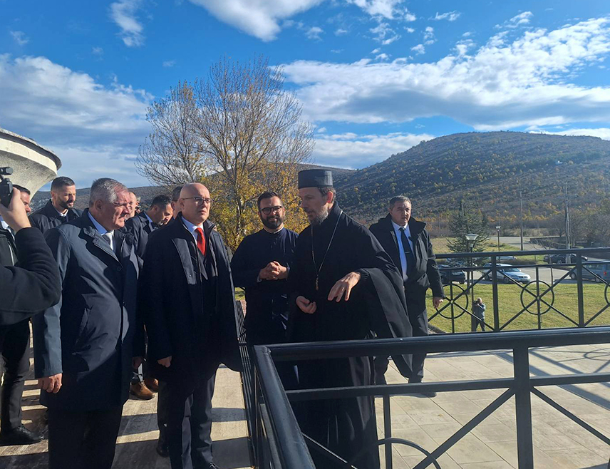 ПРЕБИЛОВЦИ, 30. НОВЕМБРА /СРНА/ - Премијер Републике Српске Радован Вишковић рекао је да ће владе Српске и Србије прихватити да у Пребиловцима буде саграђен манастир гдје би се посјетиоци могли поклонити пребиловачким жртвама.