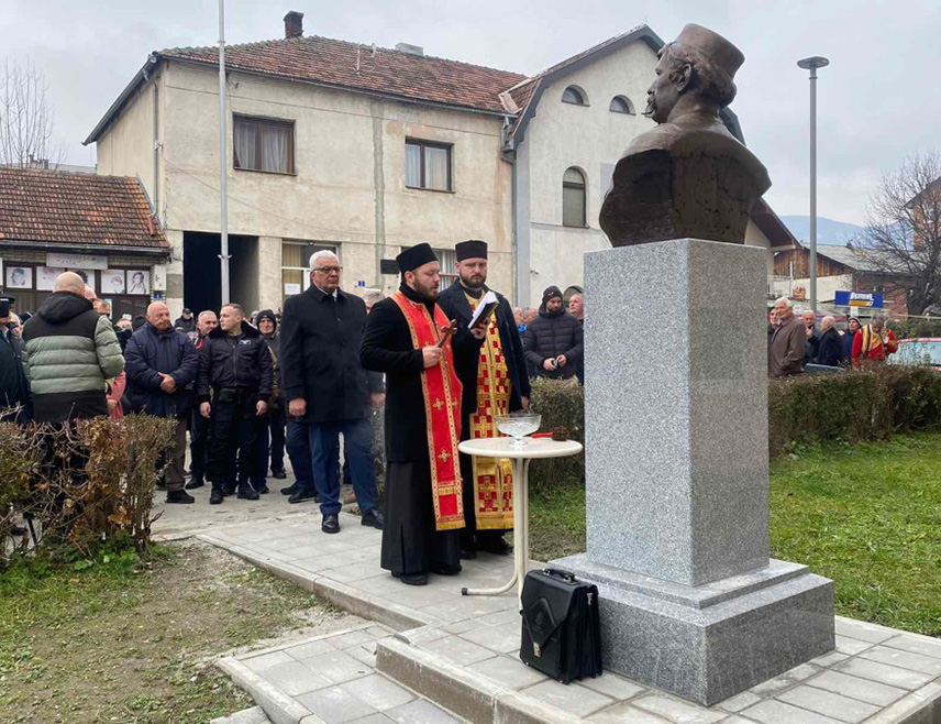 ПОДГОРИЦА, 4. ДЕЦЕМБРА /СРНА/ - Предсједник Скупштине Црне Горе Андрија Мандић свечано је данас открио бисту Марка Миљанова на тргу у Беранама.
