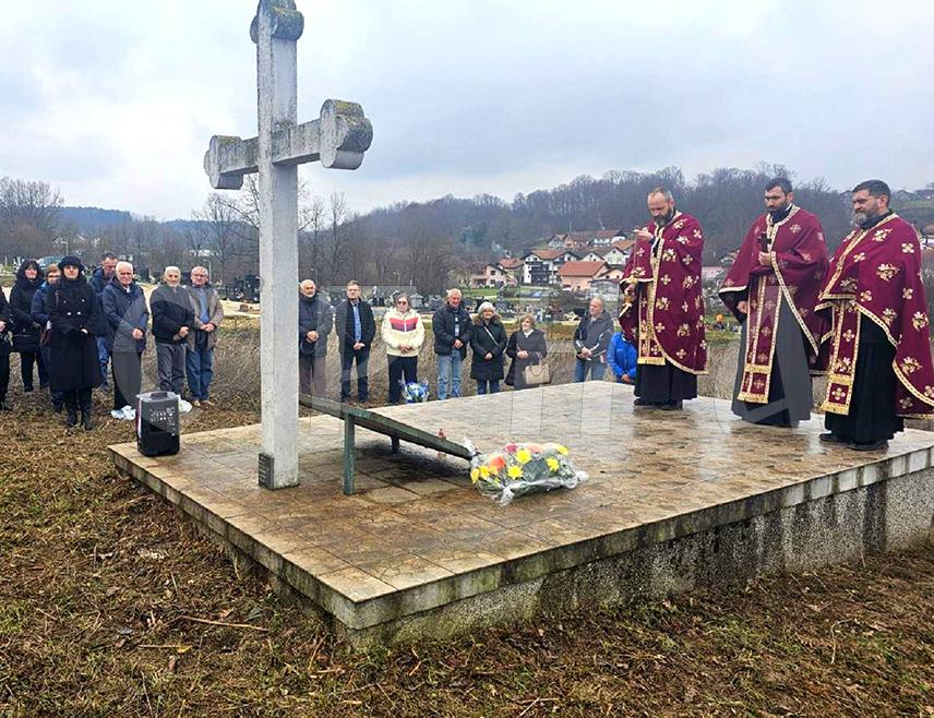 ПРЊАВОР, 4. ДЕЦЕМБРА /СРНА/ - Код спомен-обиљежја на Радловцу у Прњавору данас је служен парастос за 22 лица српске националности из села Млинци, Парамије, Чорле, Доњи Гаљиповци и Срповци која су усташе заклале на данашњи дан 1941. године, међу којима је најмлађа жртва имала 17, а најстарија 49 година.
