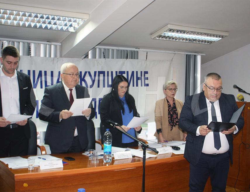 МОДРИЧА, 5. ДЕЦЕМБРА СРНА – У Модричи је данас одржана конститутивна сједница Скупштине општине на којој су новоизабрани одборници и поново изабрани начелник општине Јовица Радуловић положили свечану заклетву, чиме им је почео мандат 2024-2028. година.