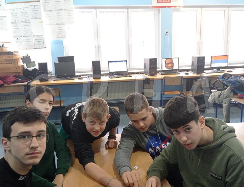 НОВИ ГРАД, 5. ДЕЦЕМБРА /СРНА/ - Тим Основне школе /ОШ/ "Свети Сава" Нови Град освојио је данас прво мјесто на свјетском онлајн такмичењу у кодирању чији је домаћин била Јужноафричка Република.