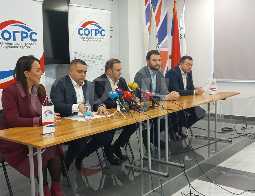 БАЊАЛУКА, 7. ДЕЦЕМБРА /СРНА/ - Савез општине и градова Републике Српске никада није био нити ће бити било каква врста политичке организације већ мјесто гдје се заступају и обједињују интереси све и једне појединачне чланице, односно 64 локалне заједнице у Републици Српској, 10 градова и 54 општина, рекао је предсједник Љубиша Ћосић.