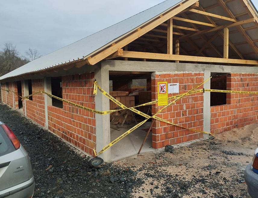 ЛУКАВАЦ , 7. ДЕЦЕМБРА /СРНА/ - Градске власти Лукавца обуставиле су изградњу сале на православном молитвишту у Горњој Бријесници, саопштено је Одбора за заштиту права Срба у Федерацији БиХ.