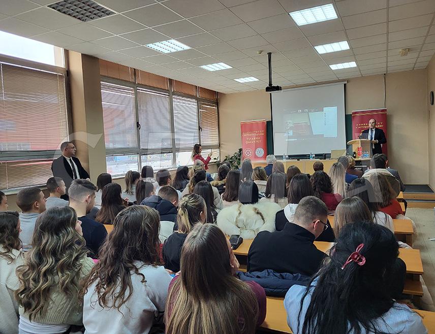 ПАЛЕ, 9. ДЕЦЕМБРА /СРНА/ - Делегација Уралског федералног универзитета из Јекатеринбурга одржала је данас на Правном факултету Универзитета у Источном Сарајеву предавање за наставнике и студенте на којем је истакнуто да ова два универзитета дијеле исте вриједности, те да је због тога важан наставак сарадње у области размјене наставника и студената.