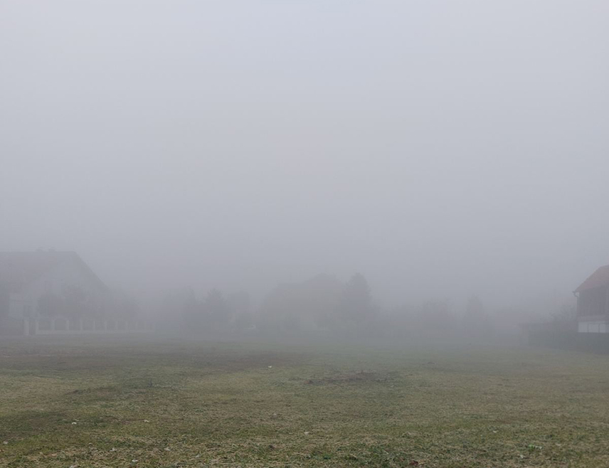 БАЊАЛУКА, 10. ДЕЦЕМБРА /СРНА/ - На већини путева у Републици Српској и Федерацији БиХ /ФБиХ/ коловози су мокри и клизави, а видљивост смањења због магле или ниске облачности.