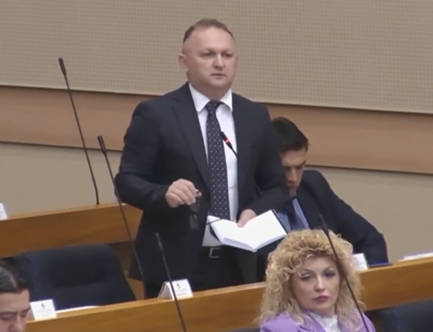 БАЊАЛУКА, 10. ДЕЦЕМБРА /СРНА/ - Посланик СДС-а у Народној скупштини Републике Српске Томица Стојановић сматра да кључни реформски приоритет у Српској треба да буде помоћ домаћој привреди.