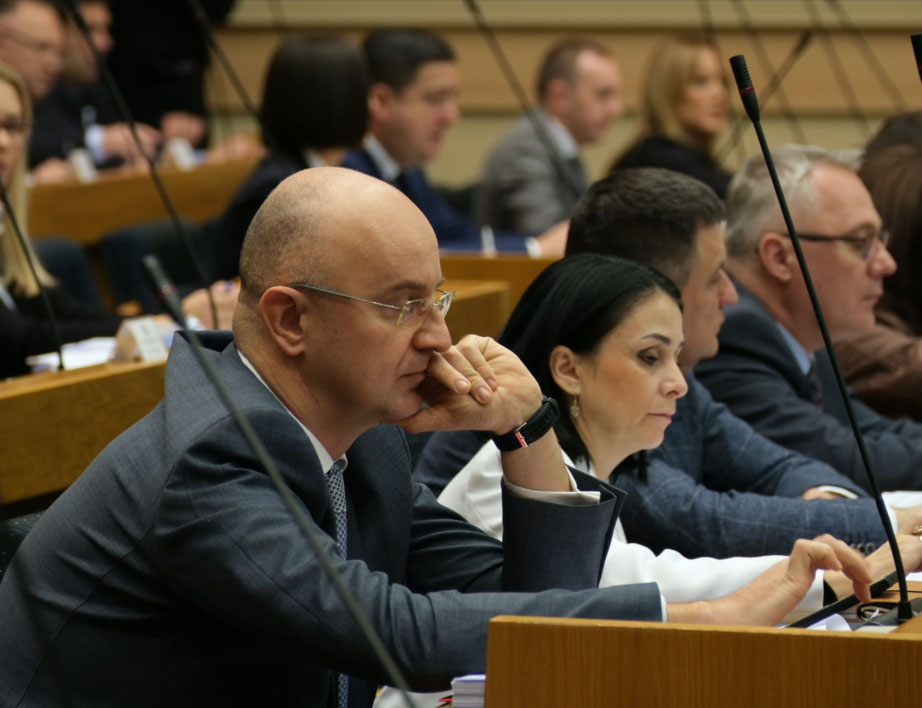 БАЊАЛУКА, 10. ДЕЦЕМБРА /СРНА/ - Посланик СНСД-а у Народној скупштини Републике Српске Срђан Мазалица рекао је да предложени буџет Српске за наредну годину од 6,070 милијарди КМ одржава фискалну стабилност Републике, те даје могућност за знатне инвестиције у привреди, као и за издвајања за социјалне категорије, здравство и слично.