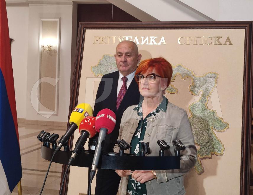 БАЊАЛУКА, 11. ДЕЦЕМБРА /СРНА/ - Хрватска сигурно неће одустати од намјере да одлаже радиоактивни отпад на локацији Трговска гора, непосредно уз границу са БиХ, али Експертски и Правни тим на нивоу БиХ интензивно ради на припреми довољне аргументације којом би могли одговорити на оно што се припрема у хрватској студији утицаја на животну средину, изјавио је данас у Бањалуци координатор овог тима Борислав Бојић.