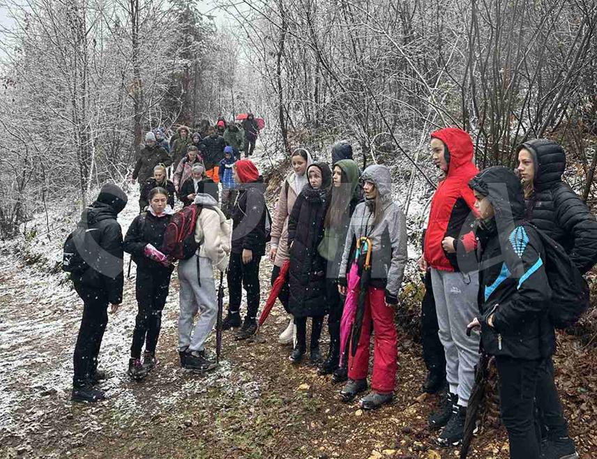 ВЛАСЕНИЦА, 11. ДЕЦЕМБРА /СРНА/ - Око 50 љубитеља природе обиљежило је 11. децембар - Међународни дан планина шетњом озон стазом Власеница-Игришта, у дужини од осам километара.