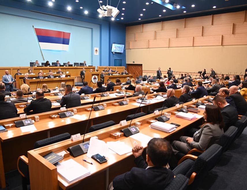 БАЊАЛУКА, 11. ДЕЦЕМБРА /СРНА/ - Помоћник министра финансија Републике Српске Слободанка Поповић рекла је да се Приједлог закона о измјенама и допунама Закона о порезу на доходак усваја ради подизања прага за улазак у режим малог предузетника са 50.000 КМ на 100.000 КМ, истичући да се овим актом подстиче развој самосталног предузетништва.