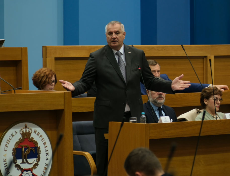 БАЊАЛУКА, 11. ДЕЦЕМБРА /СРНА/ - Предсједник Владе Републике Српске Радован Вишковић рекао је да у Федерацији БиХ /ФБиХ/ покушавају намолити Кристијана Шмита да наметне закон о расподјели нерасподјељених средстава на нивоу БиХ како би одређена средства отишла у буџет.