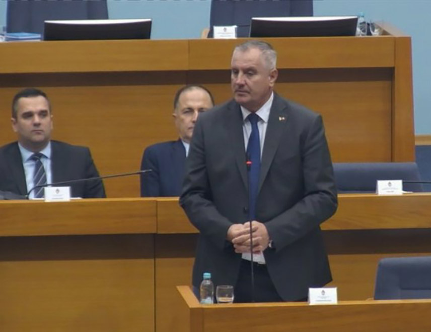 БАЊАЛУКА, 11. ДЕЦЕМБРА /СРНА/ - Премијер Републике Српске Радован Вишковић рекао је да Приједлогом закона о измјенама и допунама Закона о буџетском систему Српске ником од локалних заједница ништа није умањено, те да нико није ништа изгубио када је ријеч о средствима од индиректних пореза.