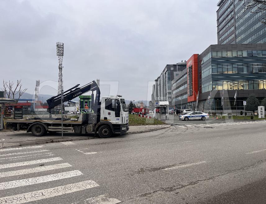 БАЊАЛУКА, 12. ДЕЦЕМБРА /СРНА/ - Камион бањалучке "паук" службе помјерен је са улаза на Трг Републике, којим је претходних дана спречаван улаз на паркинг Радио-телевизије Републике Српске /РТРС/ и институција Српске, јавља новинар Срне.