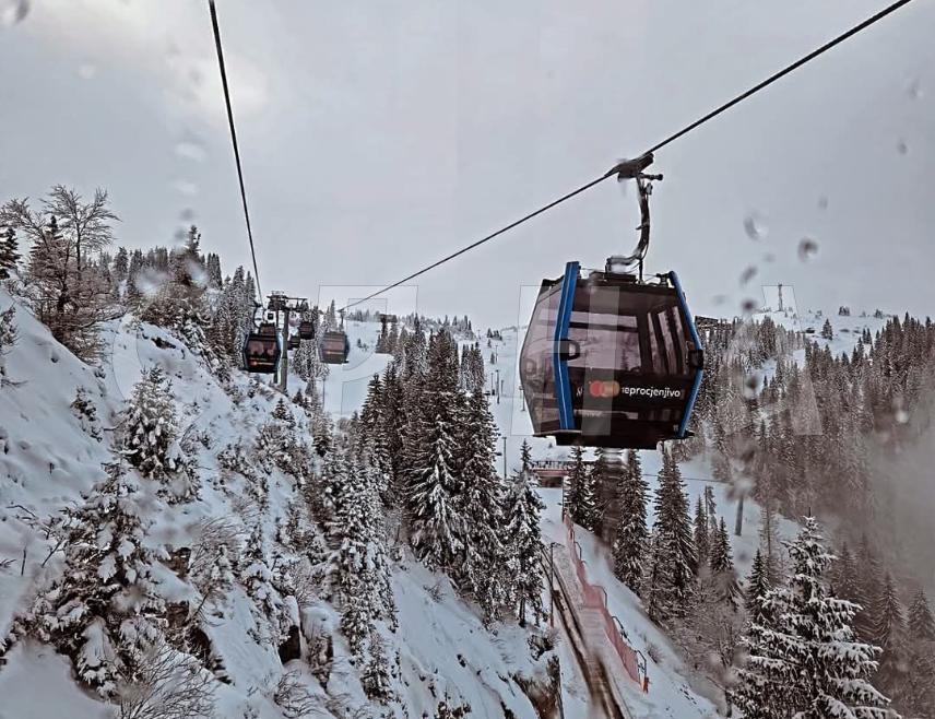 ЈАХОРИНА, 12. НОВЕМБРА /СРНА/ - Зимска сезона на Јахорини данас ће свечано бити отворена, а директор Олимпијског центра "Јахорина" Дејан Љевнаић рекао је Срни да да је ова планина центар скијашког туризма.