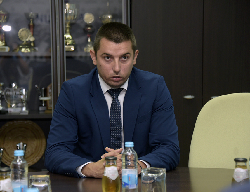 ПАЛЕ, 12. ДЕЦЕМБРА /СРНА/ - Министар трговине и туризма Републике Српске Денис Шулић изјавио је за Срну да градоначелник Бањалуке Драшко Станивуковић доводи у питање набавку софтвера централног информационог система за сузбијање сиве економије у туризму иако се о томе прича већ више од годину дана, што показује да је преспавао тај период и бавио се тривијалним стварима.