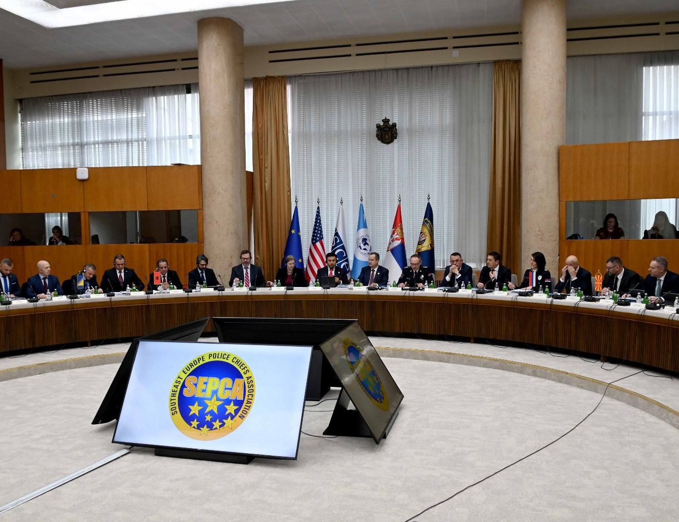 БЕОГРАД, 12. ДЕЦЕМБРА /СРНА/ - Министар унутраших послова Србије Ивица Дачић поручио је на отварању Генералне скупштине Удружења шефова полиције Југоисточне Европе /СЕПЦА/ у Београду да криминалци ни у једној земљи региона не смију бити невидљиви нити се осјећати као у "сигурној кући", те да стога сарадња полиција мора бити интензивнија.